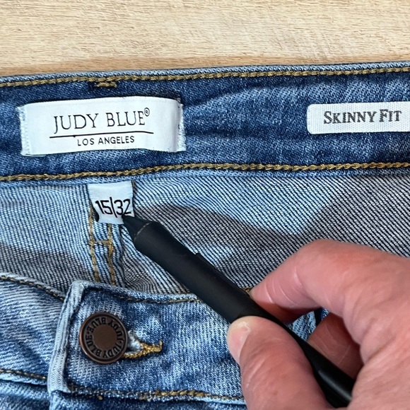 Judy Blue High Rise Distressed Cropped Skinny Fit Jeans Size 15/32 - Picture 3 of 8